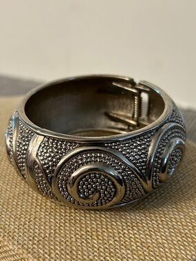 Textured Swirl Silver-Tone Hinged Bangle Bracelet clamper bracelet